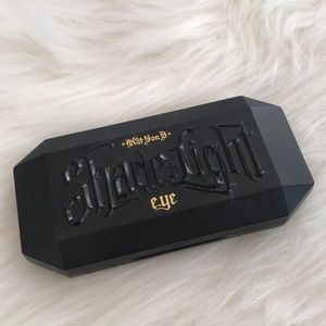 Kat Von D shade + light travel eye shadow palet